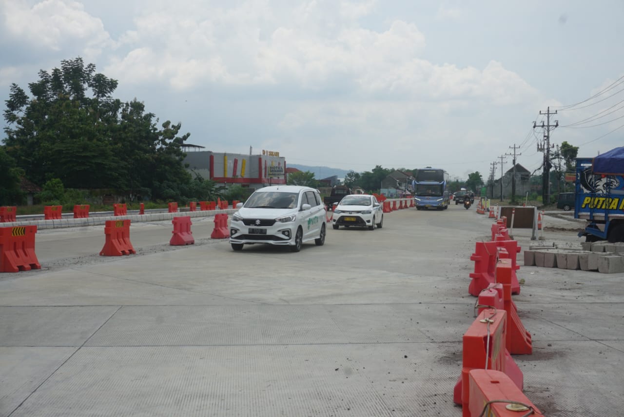 Kondisi arus lalu lintas di Jalan Solo-Jogja di sekitar Gerbang Tol Prambanan yang masih dalam tahap pengaspalan. (Angga Purenda/Radar Solo)