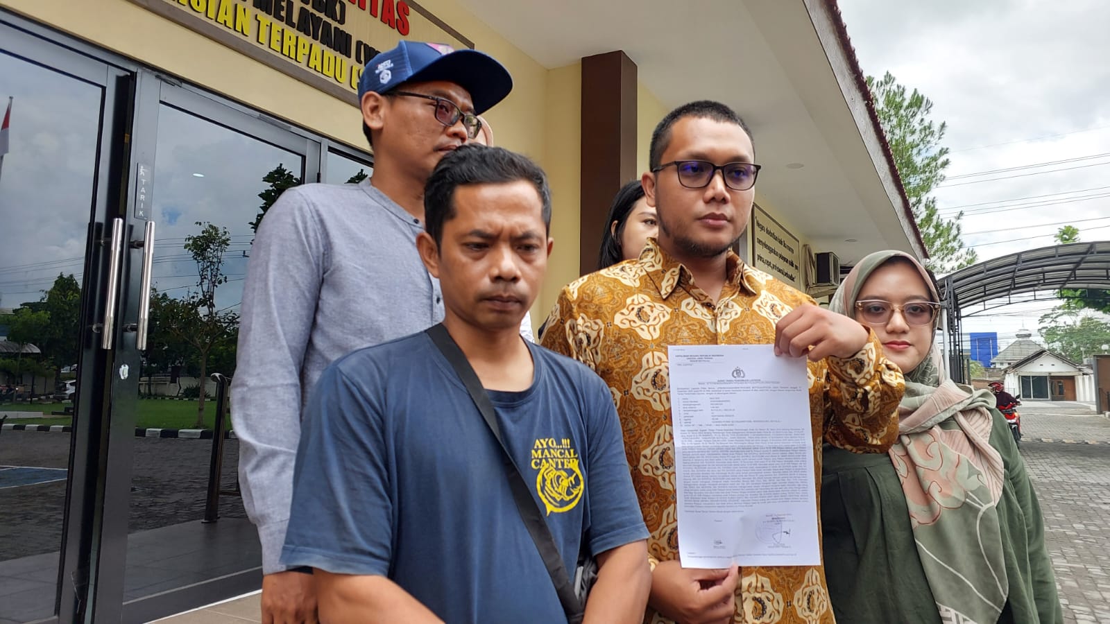Pengacara yang dampingi KM, anak bawah umur yang disiksa di Wonosegoro, Boyolali tunjukkan surat laporan ke Polres Boyolali, Rabu (11/12/2024).