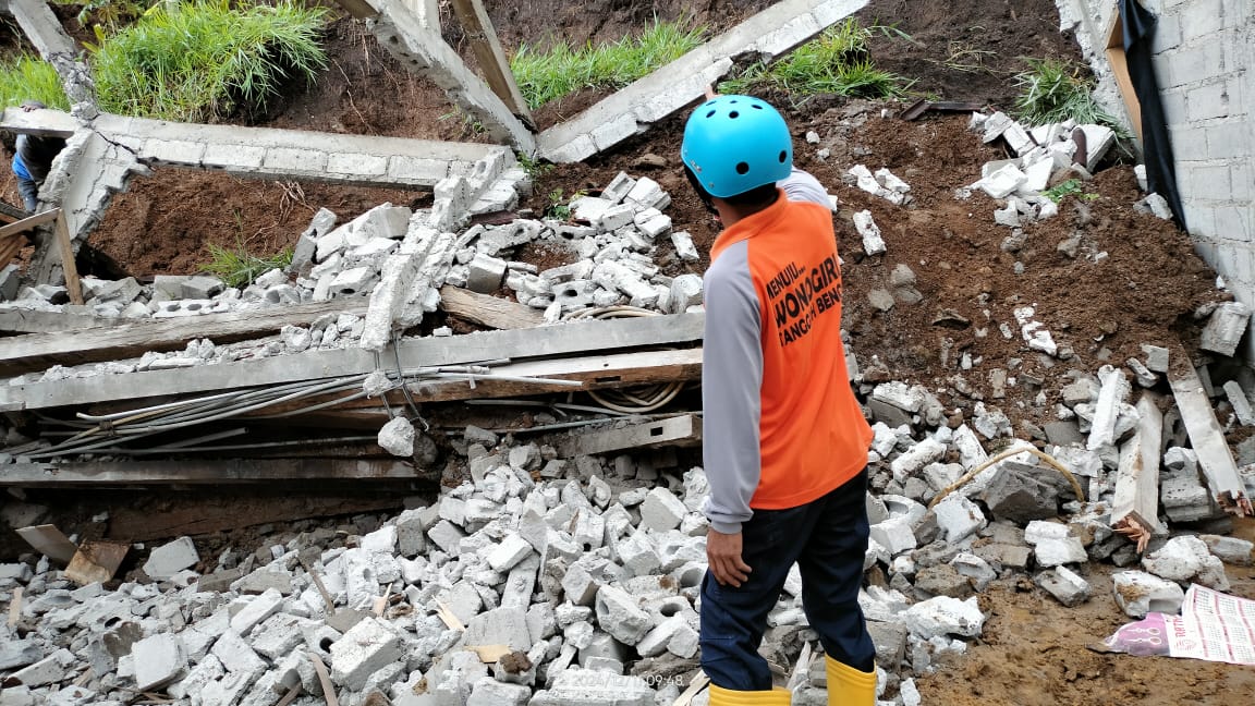 Penanganan longsor yang menimpa rumah warga Desa Bugelan, Kecamatan Kismantoro, Rabu (11/12/2024).