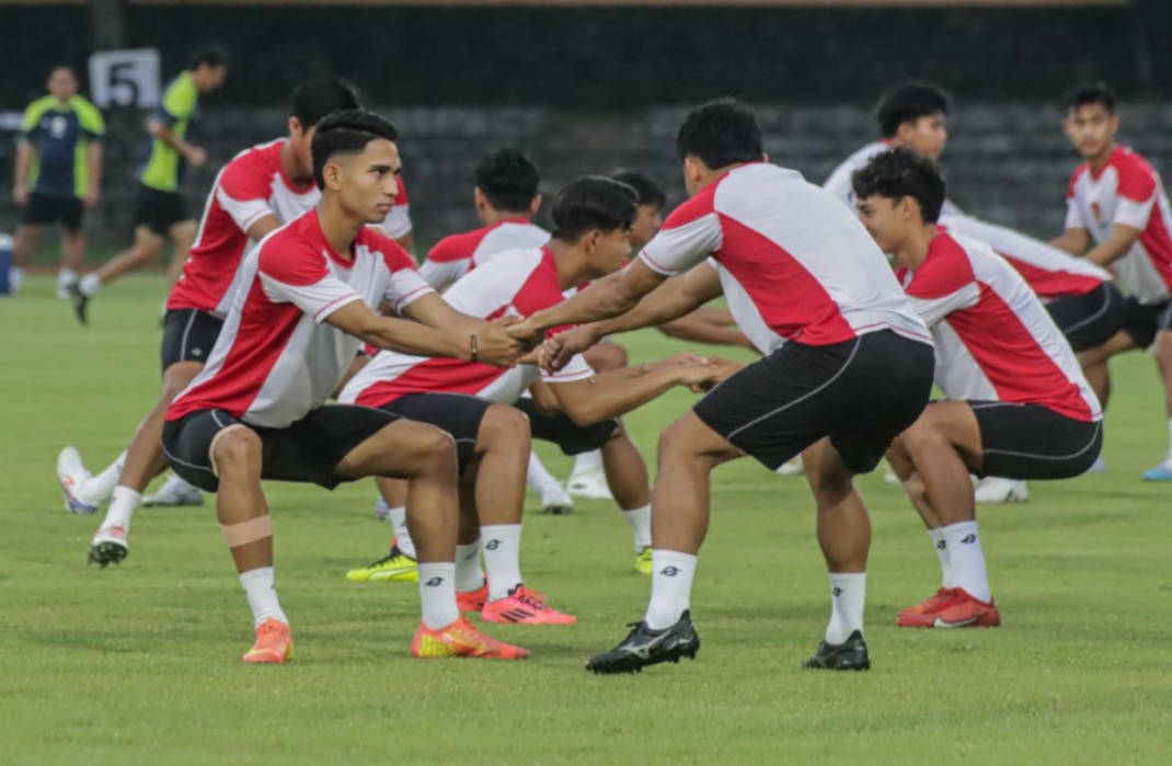 Para pemain Timnas Indonesia berlatih di stadion Sriwedari, Rabu (11/12/2024).