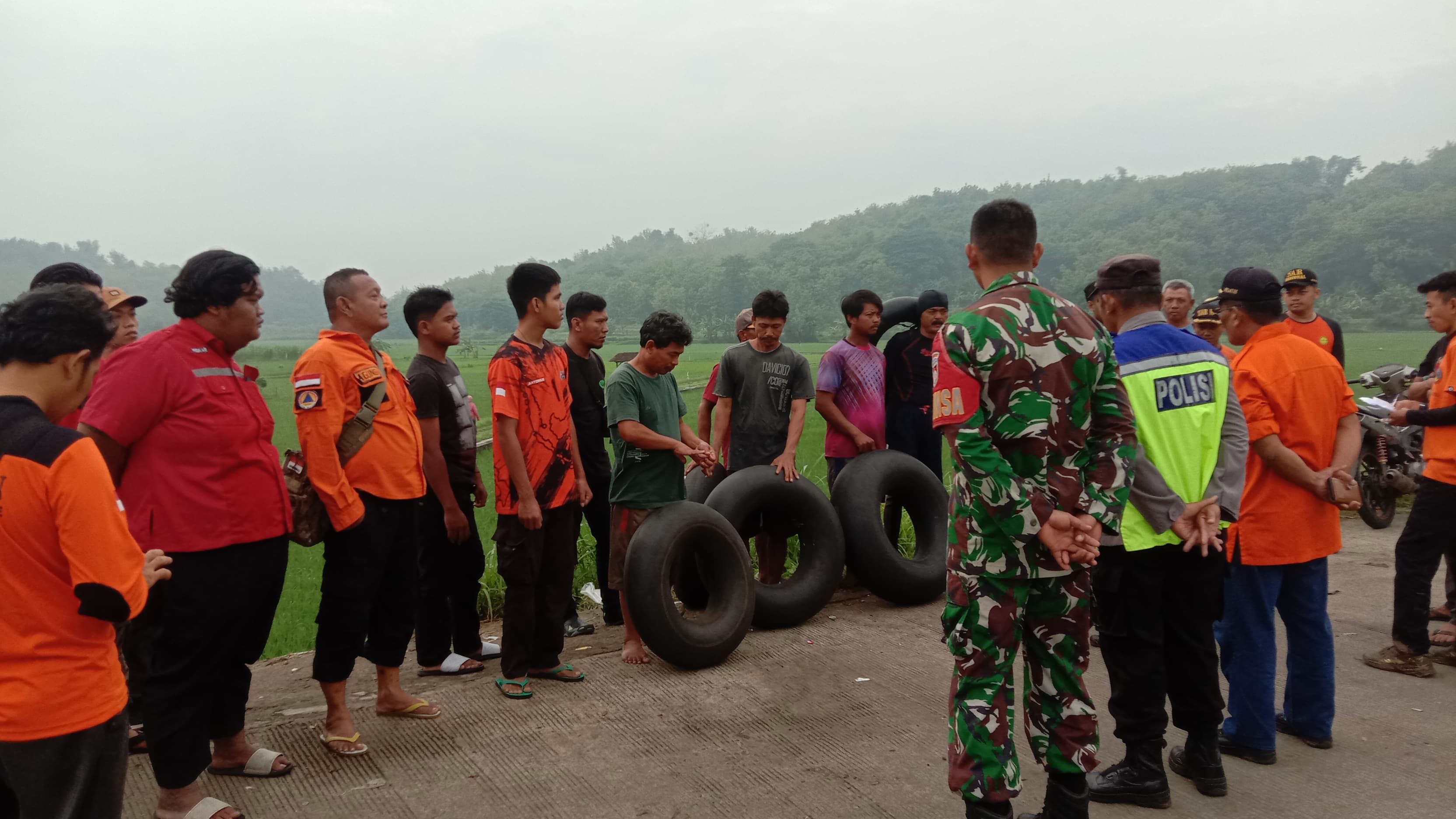 Tim SAR gabungan saat mencari remaja tenggelam di Sungai Cemoro, Kalijambe, Sragen. (Ahmad Khairudin/Radar Solo)