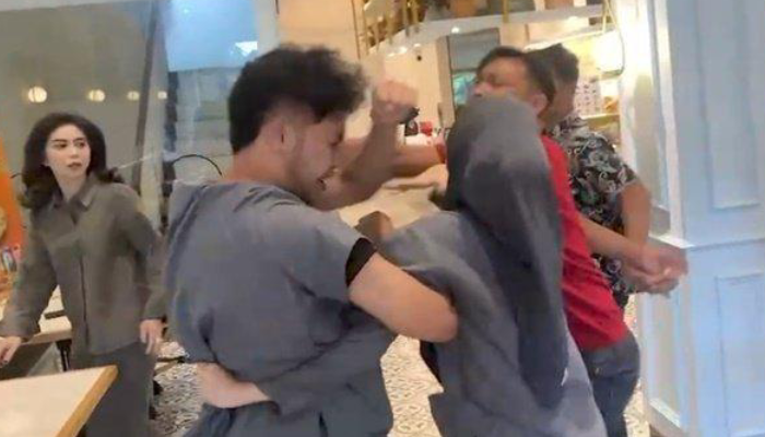 Tangkapan layar dokter koas FK Unsri Palembang dipukuli di sebuah cafe.