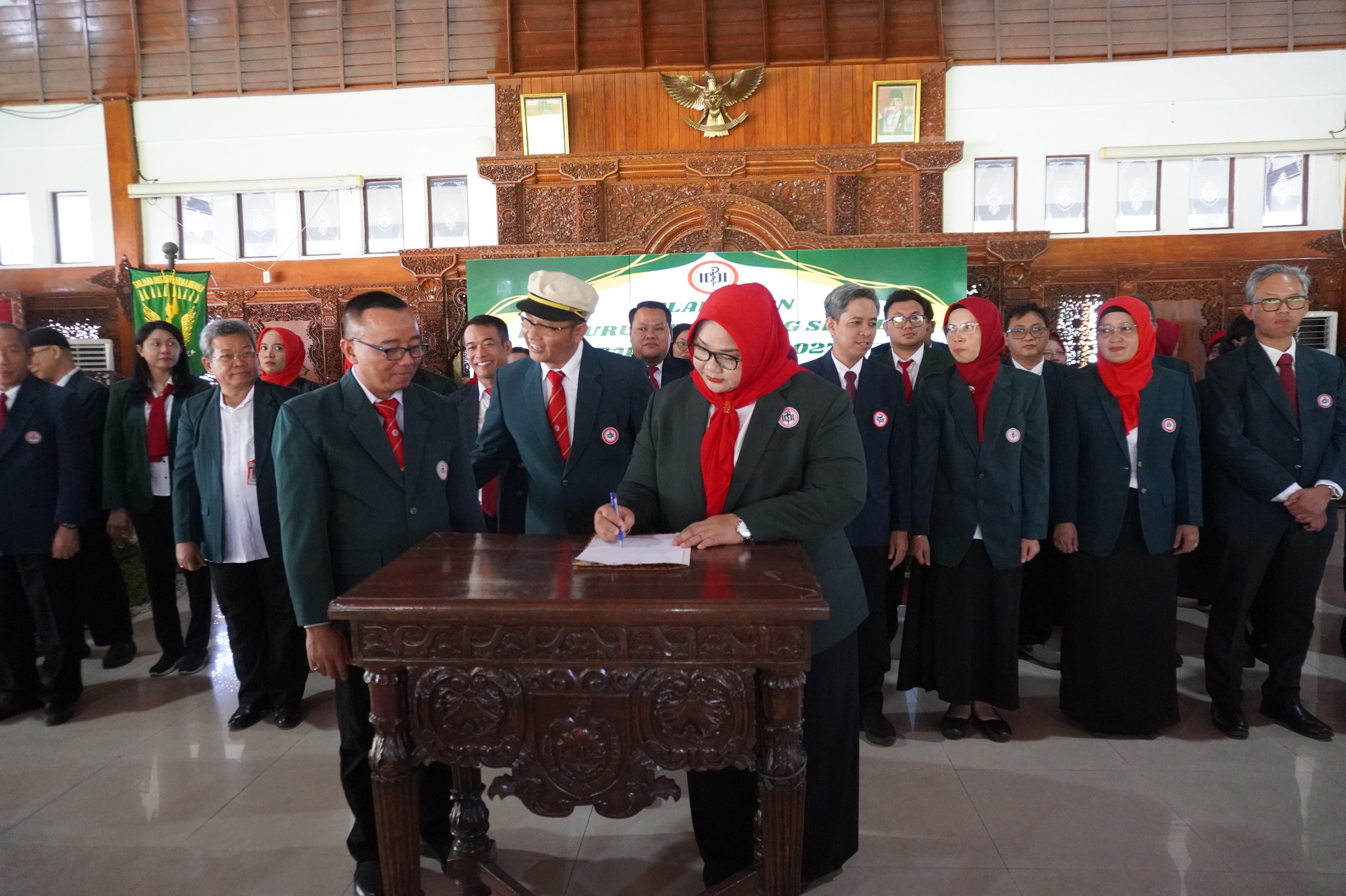 Bupati Sragen Kusdinar Untung Yuni Sukowati dilantik jadi ketua IDI Sragen. (Ahmad Khairudin/Radar Solo)