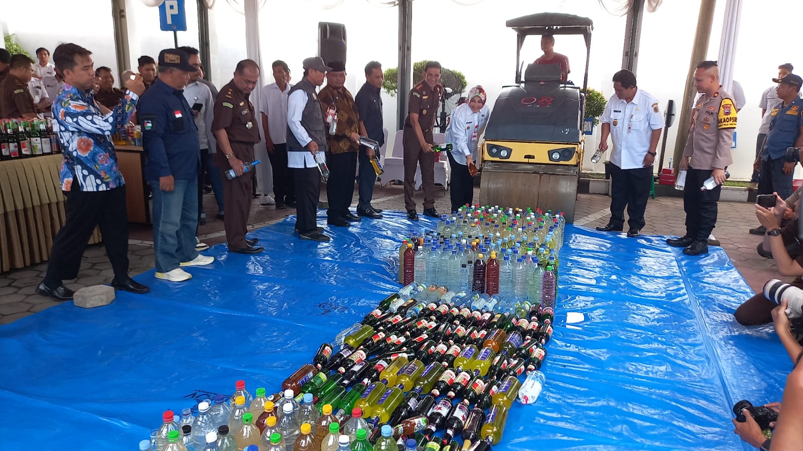 Pemusnahan ribuan miras dalam kemasan botol di Kejari Klaten, Rabu (11/12/2024). (Dokumentasi Kejari Klaten)