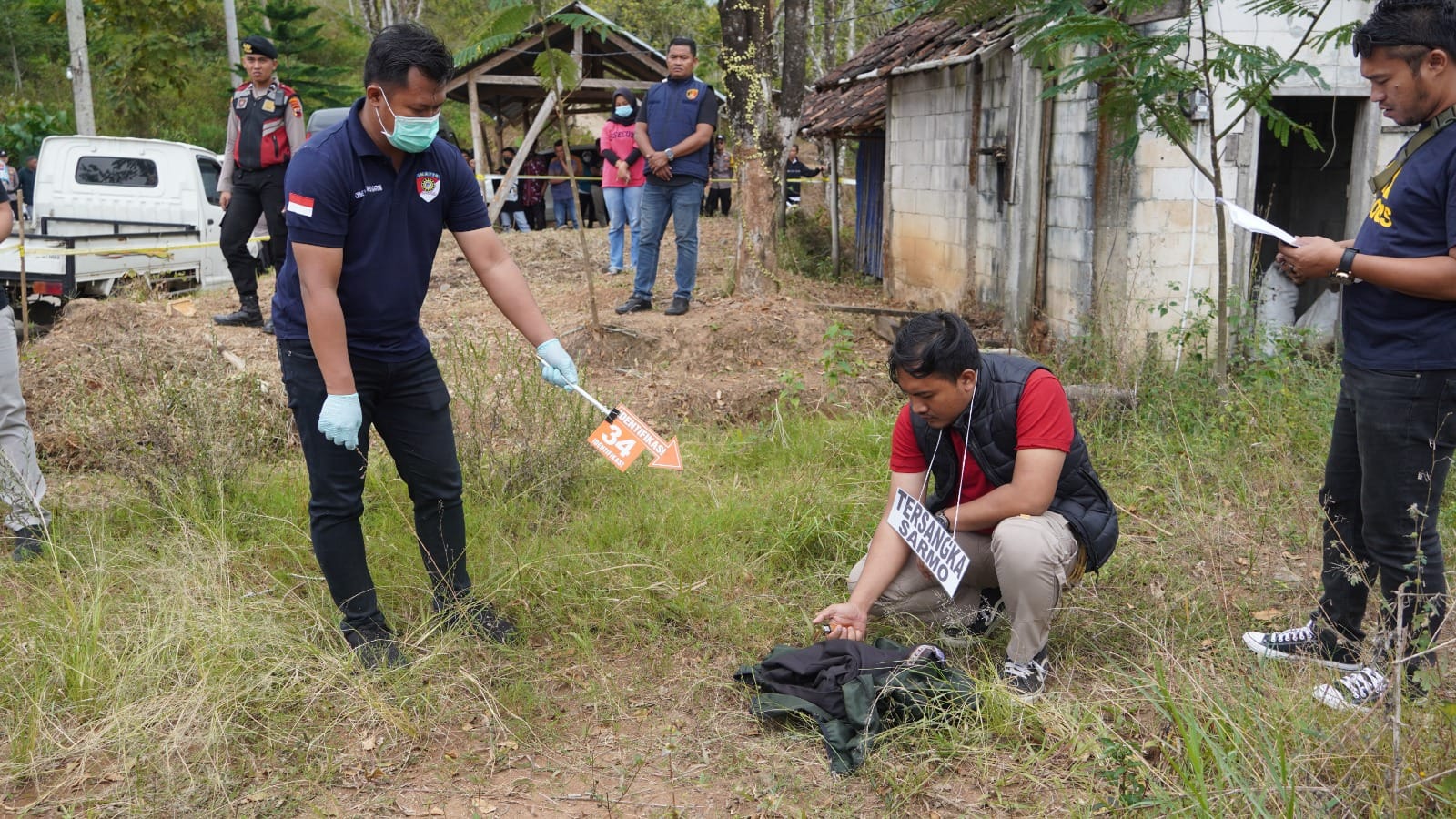 Rekonstruksi kasus pembunuhan berantai di Kecamatan Girimarto, Wonogiri dengan tersangka Sarmo.