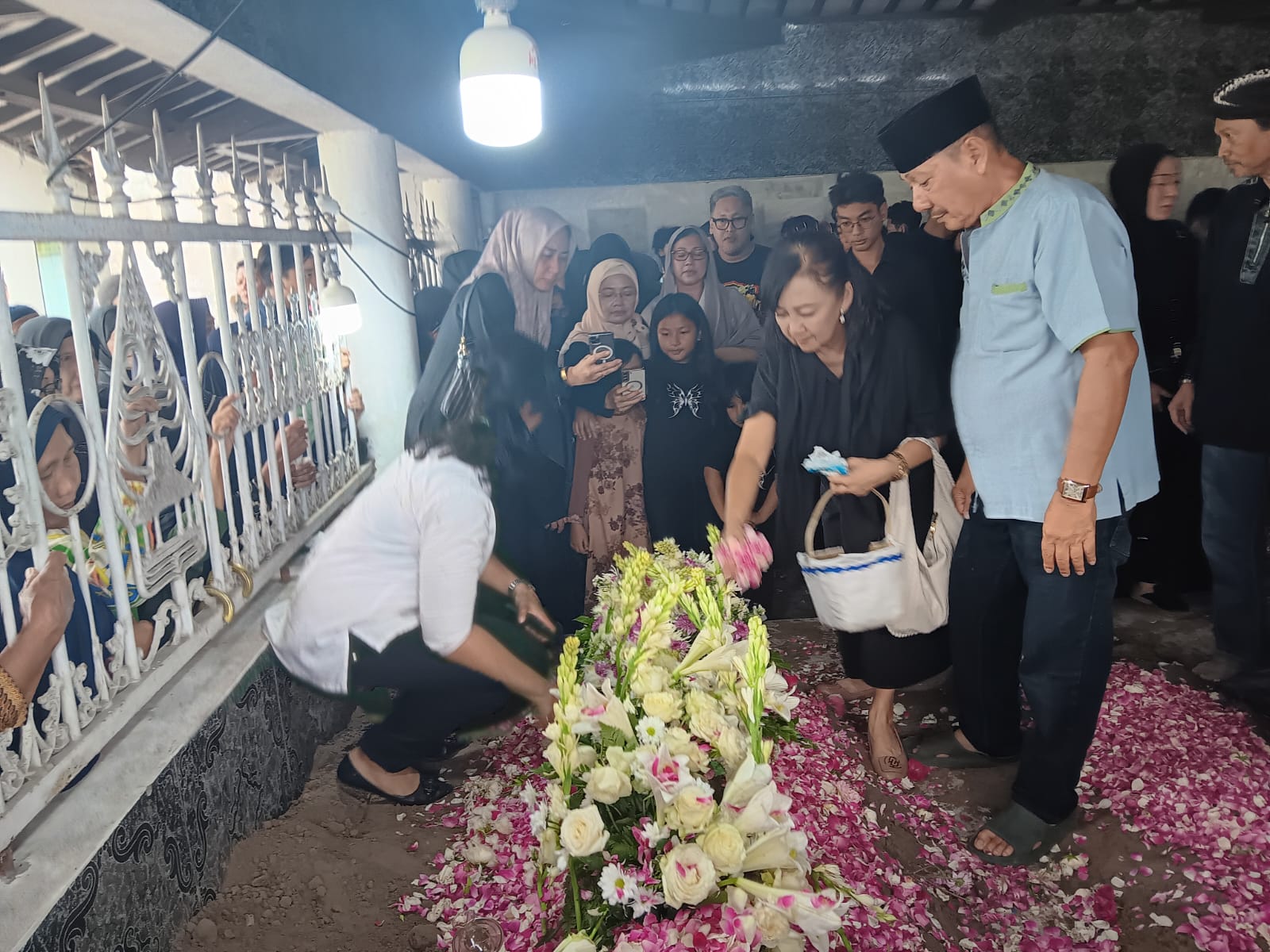 Keluarga dari almarhum Ki Warseno Slenk saat berada di Permakaman Padepokan, Desa Juwiring, Kecamatan Juwiring, Klaten. (Angga Purenda/Radar Solo)