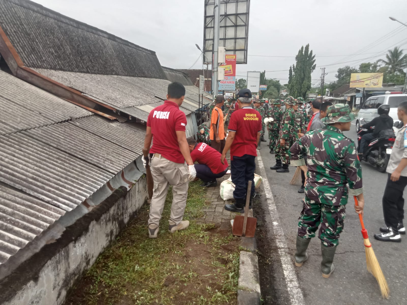 Karya bakti di kawasan Pasar Ngadirojo Wonogiri, Kamis (12/12/2024).