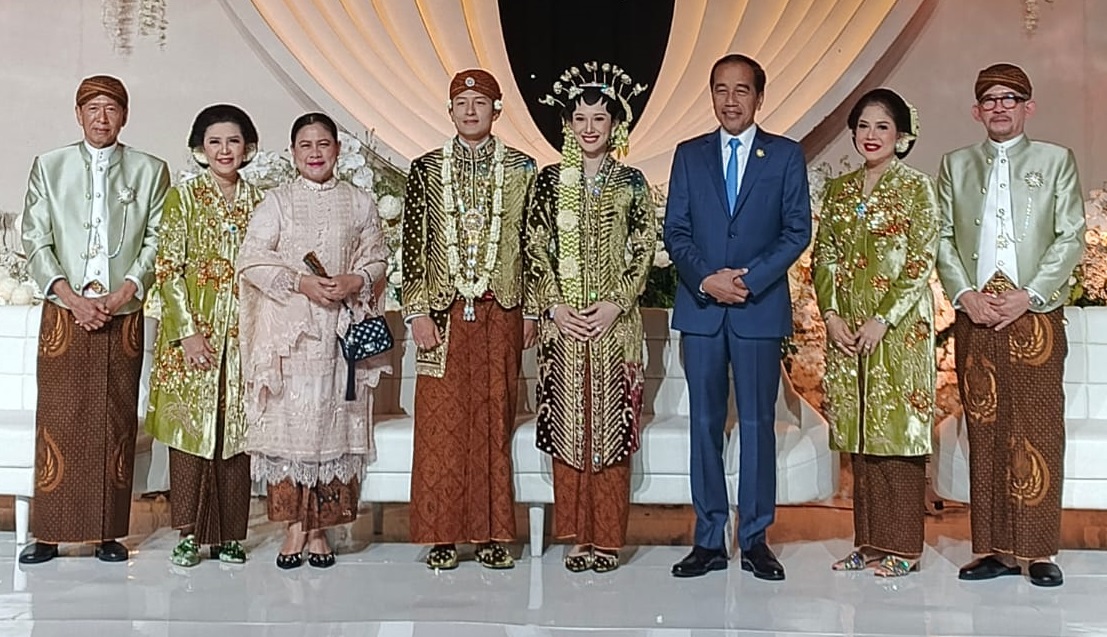 Presiden ke-7 RI Joko Widodo dan Iriana Jokowi hadiri prosesi ngunduh mantu Rio Haryanto di Alila Hotel Solo, Kamis (12/12/2024).