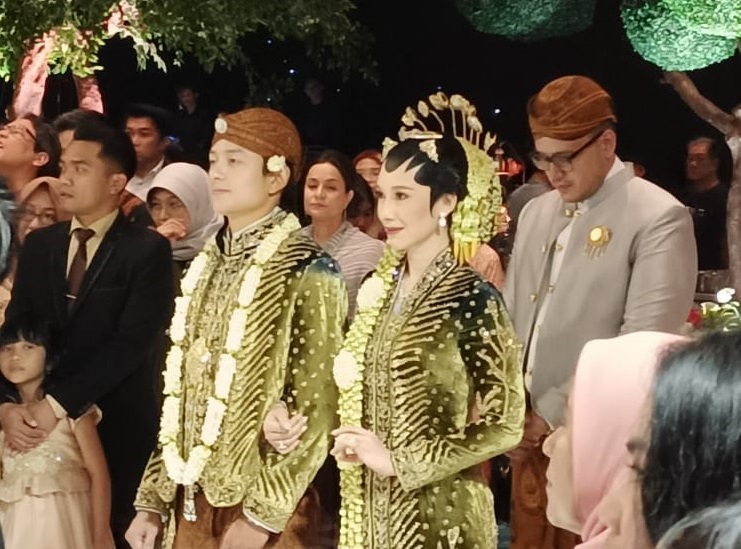 Prosesi ngunduh mantu eks pembalap Formula 1 (F1) Rio Haryanto di Ballroom Alila Hotel Solo, Kamis (12/12/2024).