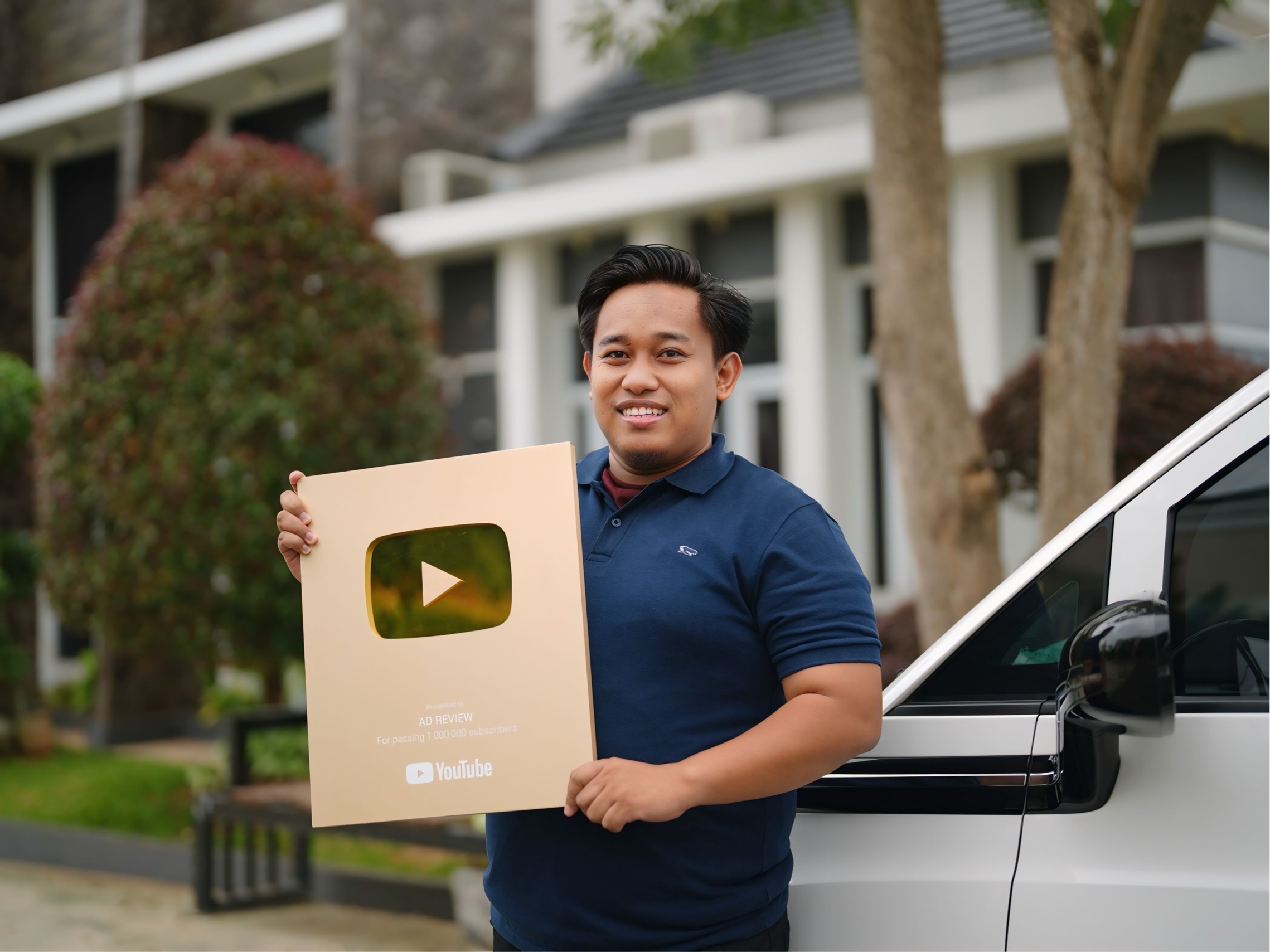 Ade Irwan S, atau yang lebih dikenal di media sosial sebagai AD REVIEW, dalam memanfaatkan peluang YouTube Shopping Affiliates.