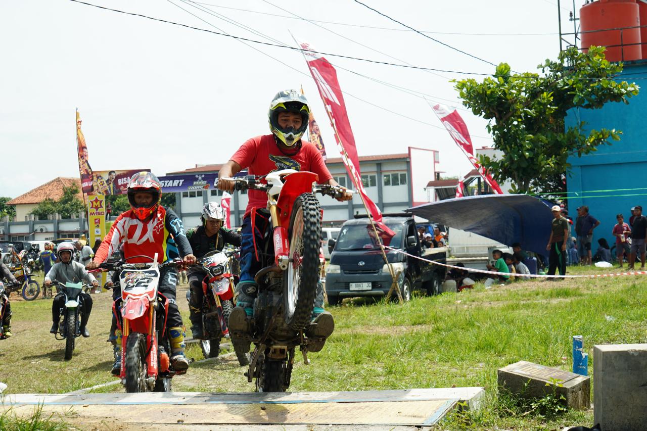 Dikonsep Fun Adventure, para bikers menikmati jalur trabas sepanjang 35 kilometer yang melewati berbagai medan menantang.