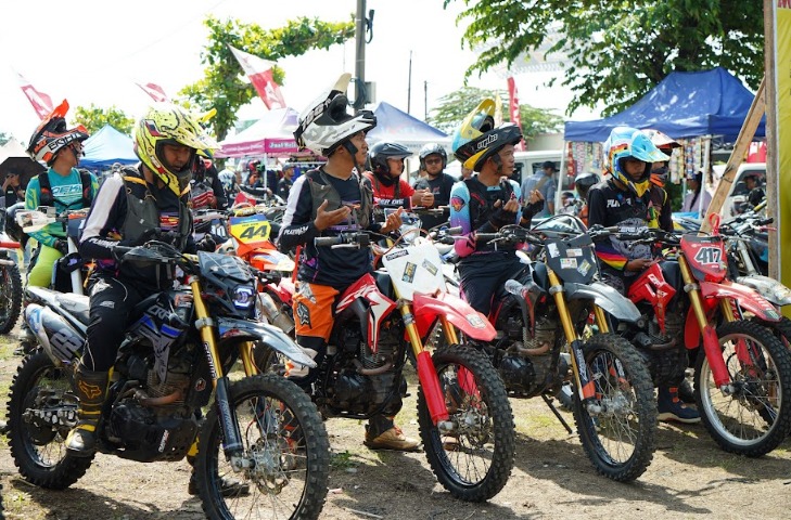 Honda Community Jateng bersama 1.000 bikers Trabas Jateng berdoa sebelum menggelar bhakti sosial lewat acara "Honda CRF Fun Adventure" di Lapangan Jatirungo, Pringapus, Kab Semarang, Rabu (11/12/2024)