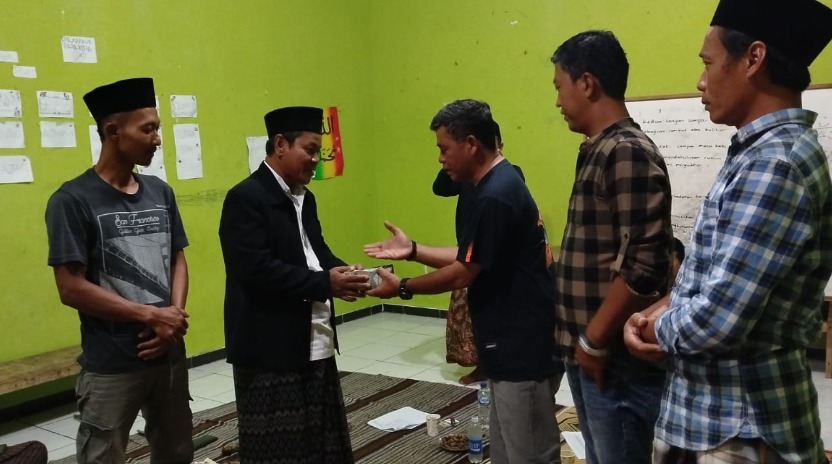 Perwakilan Komunitas Trabas Jateng (kanan) serahkan menyerahkan dana baksos kepada Eko Wahyudi, perwakilan Masjid Jami Al Istiqomah Jatirungo Pringapus.