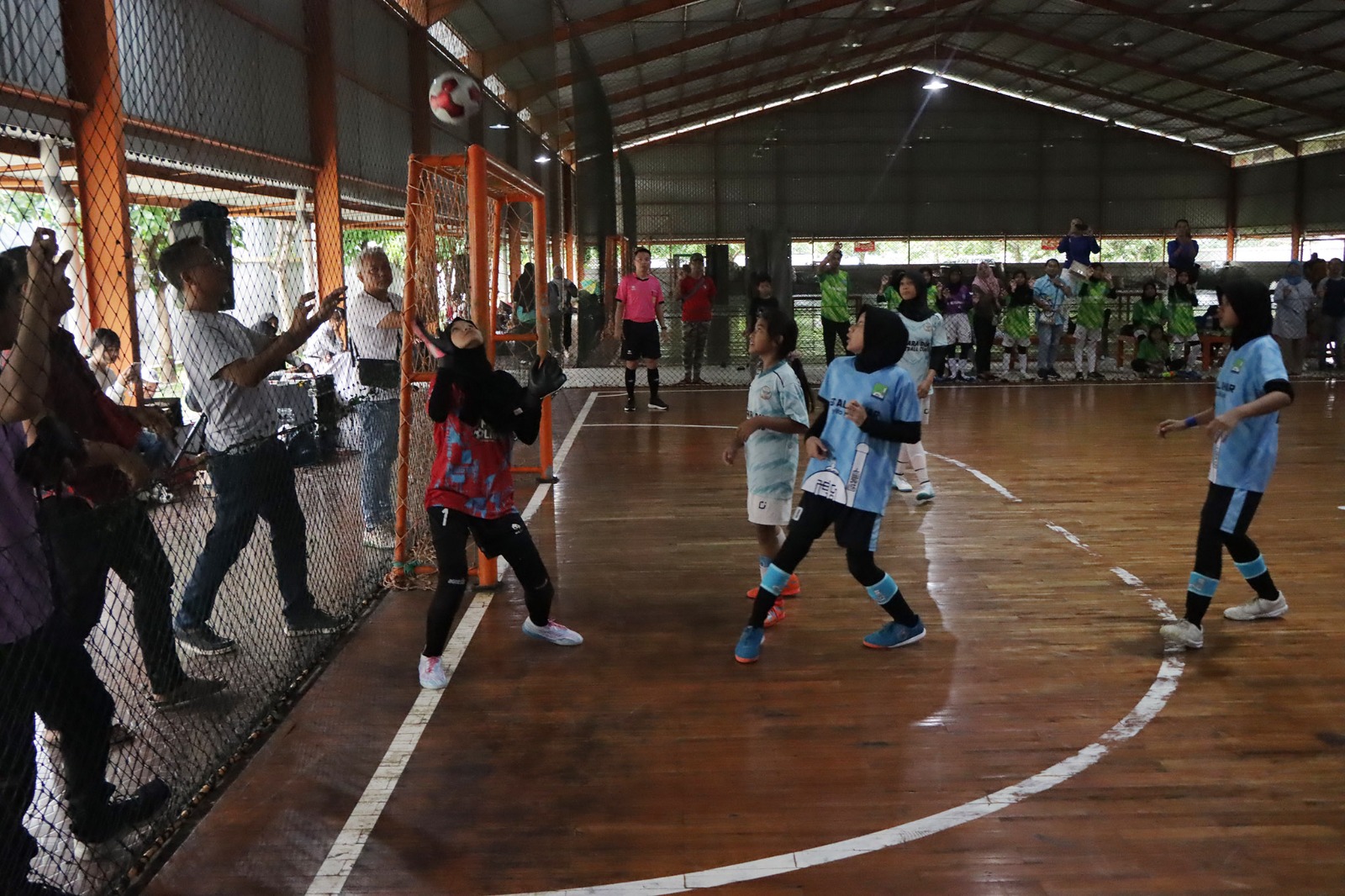 BERJALAN KETAT: Keseruan pertandingan Radar Solo Wonder Girl Futsal Cup 2024 di Singopuran Futsal Center (12/12).