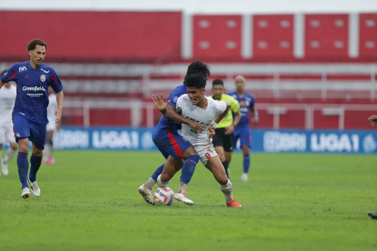 BERJIBAKU: Striker Persis Solo Ramadhan Sananta ditahan pergerakannya oleh pemain Arema FC di Stadion Soepriadi, Blitar, Kamis (12/12/2024).