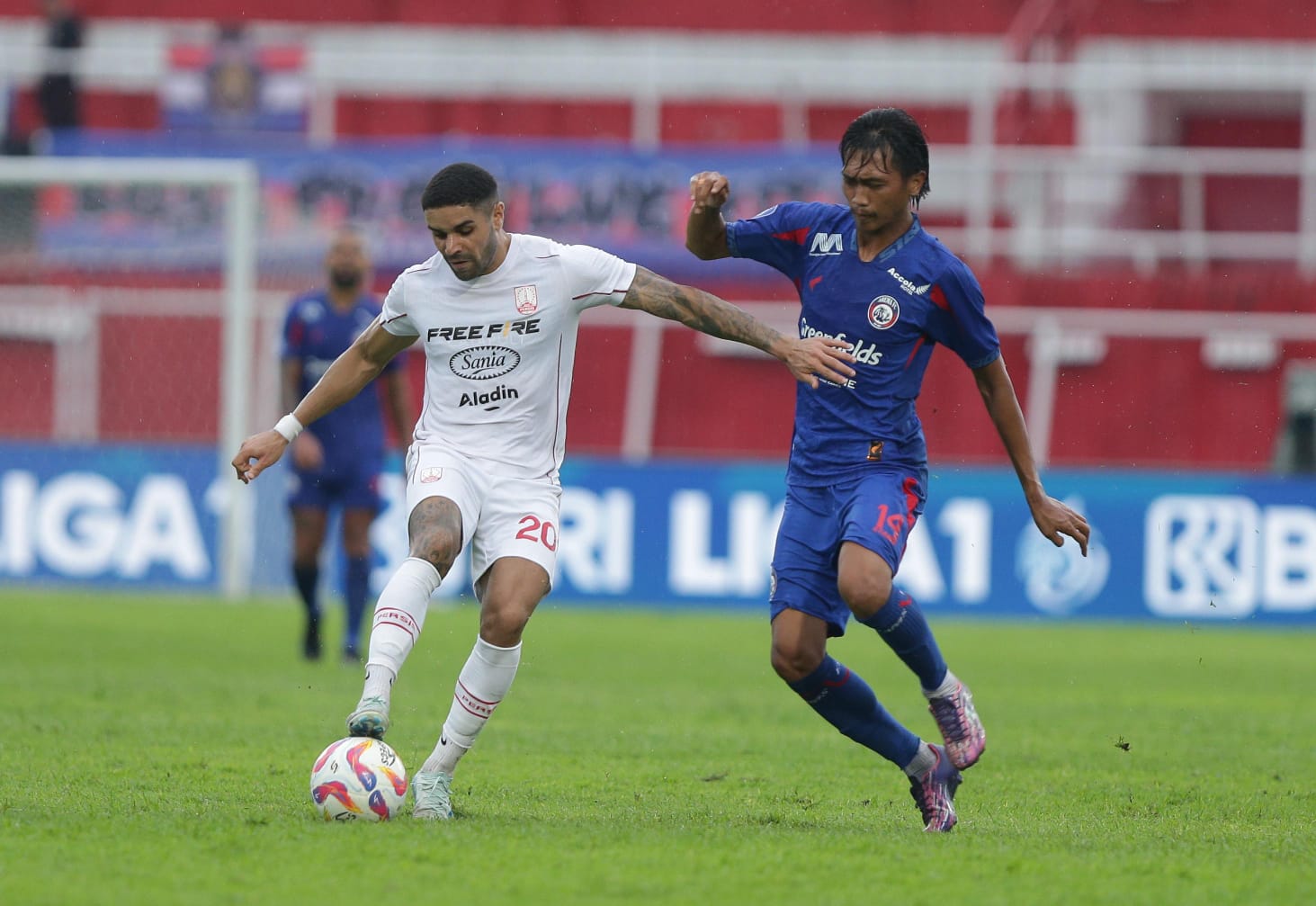 Gelandang Persis Solo Gonzalo dikawal ketat pemain Arema FC di Stadion Soepriadi, Blitar, Kamis (12/12/2024).