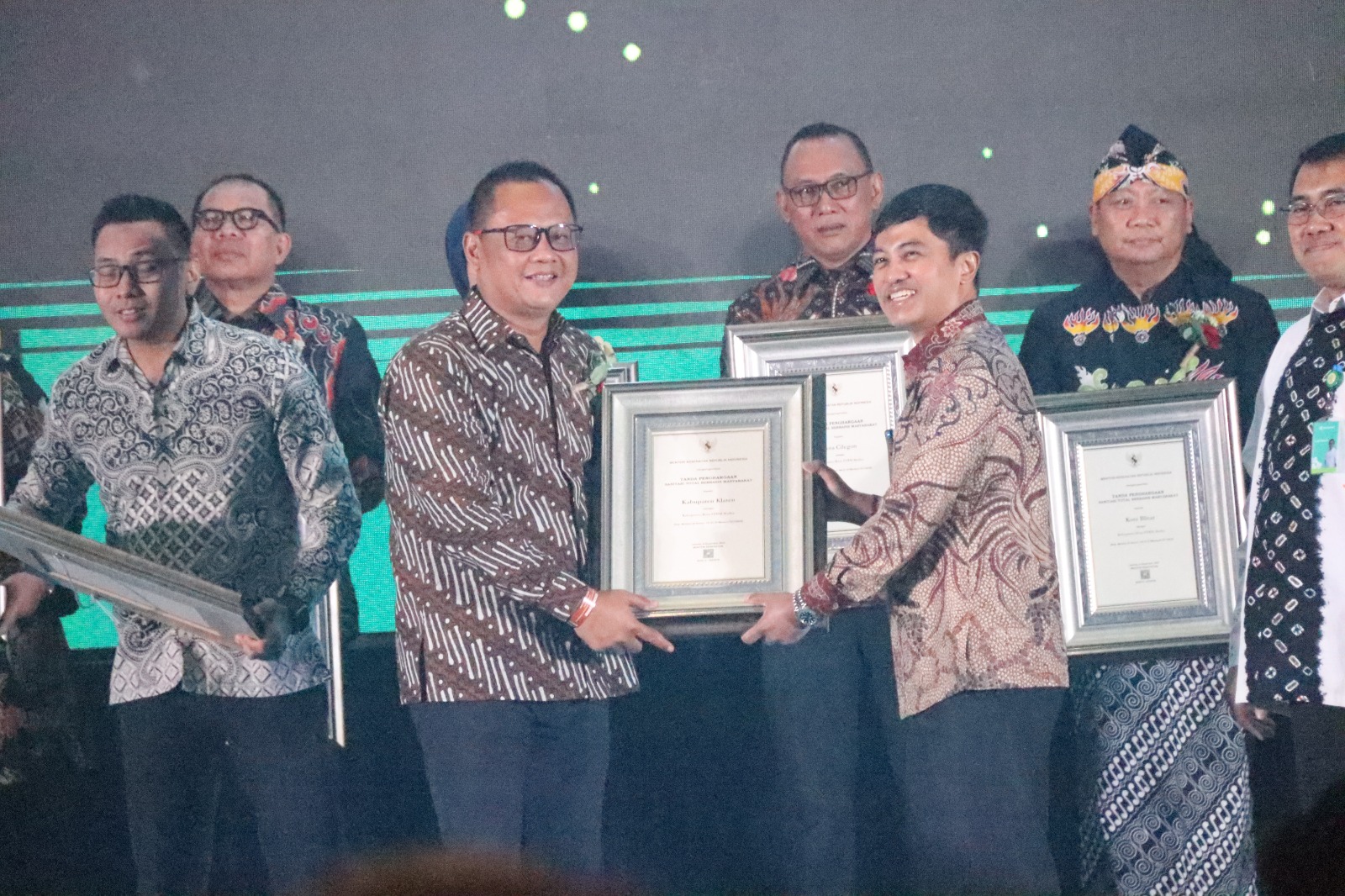 Kepala Dinkes Klaten Anggit Budiarto mewakili Pemkab Klaten saat menerima penghargaan STBM Award kategori madya di Jakarta. (Dokumentasi Dinkes Klaten)