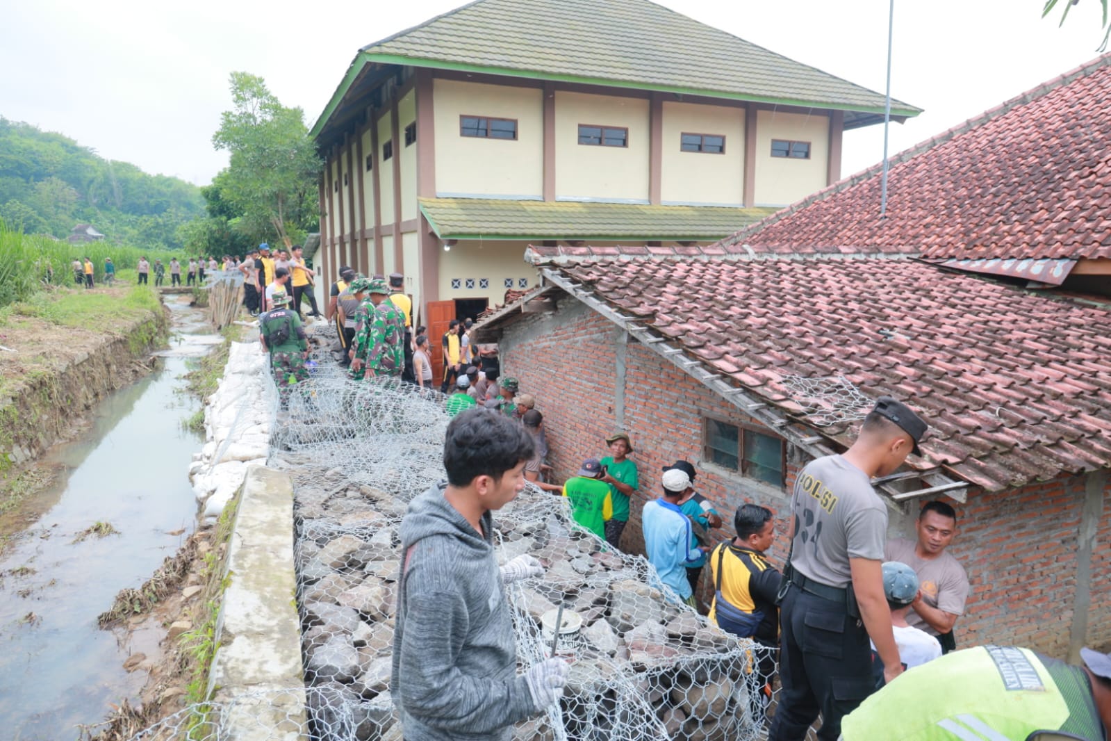 Perbaikan talut sungai Avur di perbatasan Klaten - DI Yogyakarta, Kecamatan Gantiwarno, Jumat (13/12/2024). (Angga Purenda/Radar Solo)