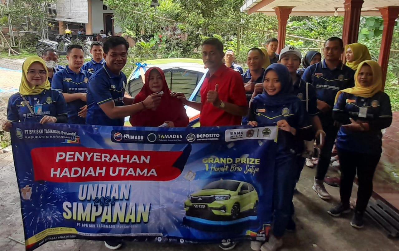 Jajaran direksi dan manajemen PT BPR BKK Tasikmadu serahkan hadiah kepada Sri Sudarmi, warga Desa Doplang, Kecamatan Karangpandan, Karanganyar.