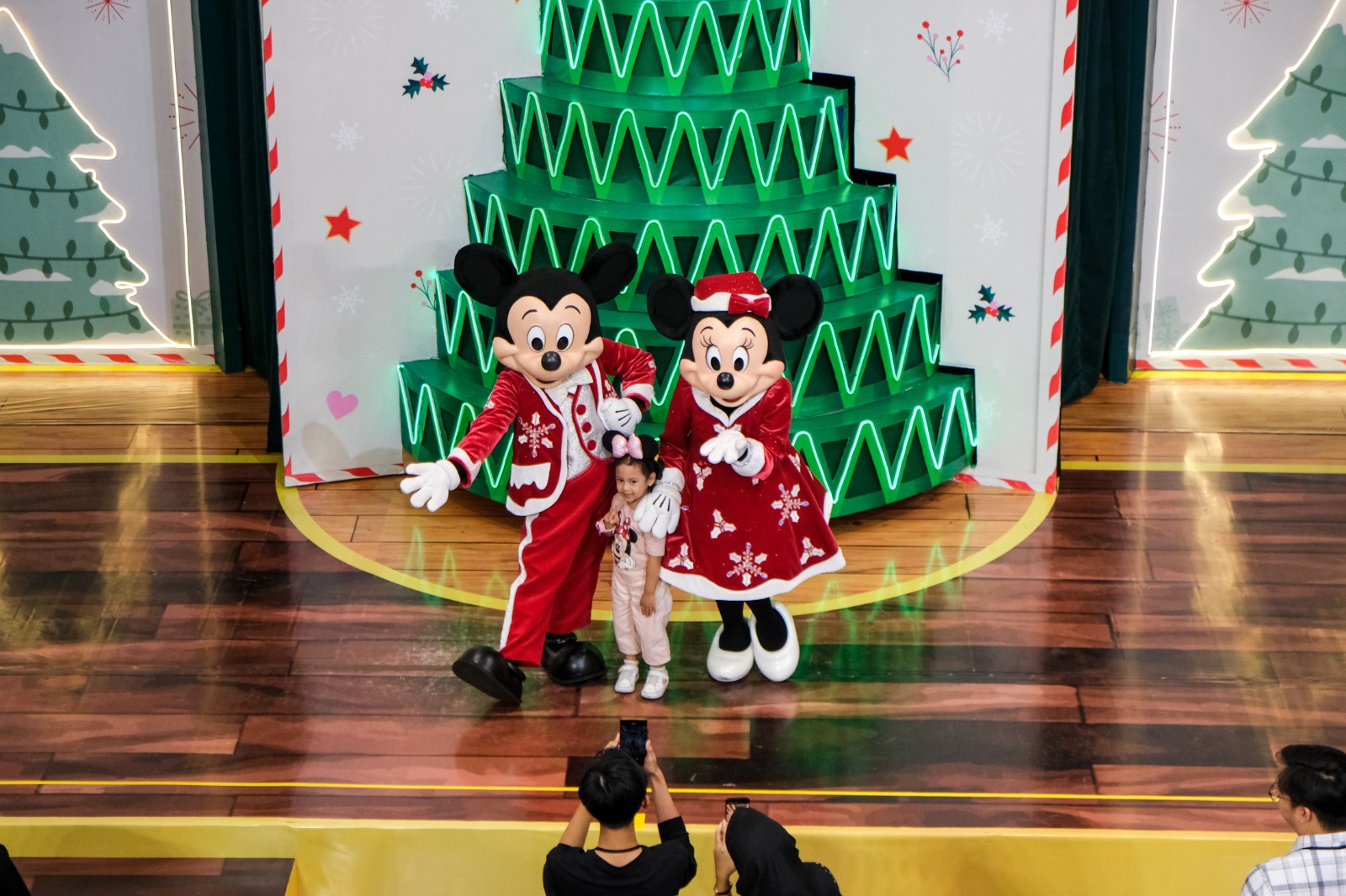 DIBURU: Mickey and Minnie Mouse hadir dalam acara Meet and Greet Special Disney Friends di Pakuwon Mall Solo Baru, Jumat (13/12/2024).