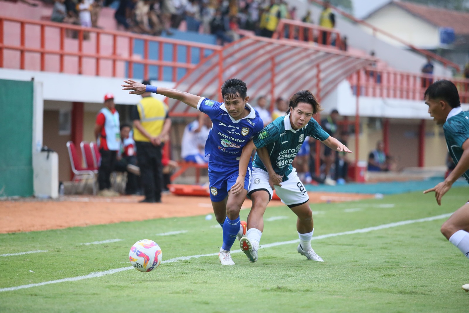 SARAT GENGSI: Pertemuan pertama Nusantara United melawan Adhyaksa FC di Liga 2, September lalu.