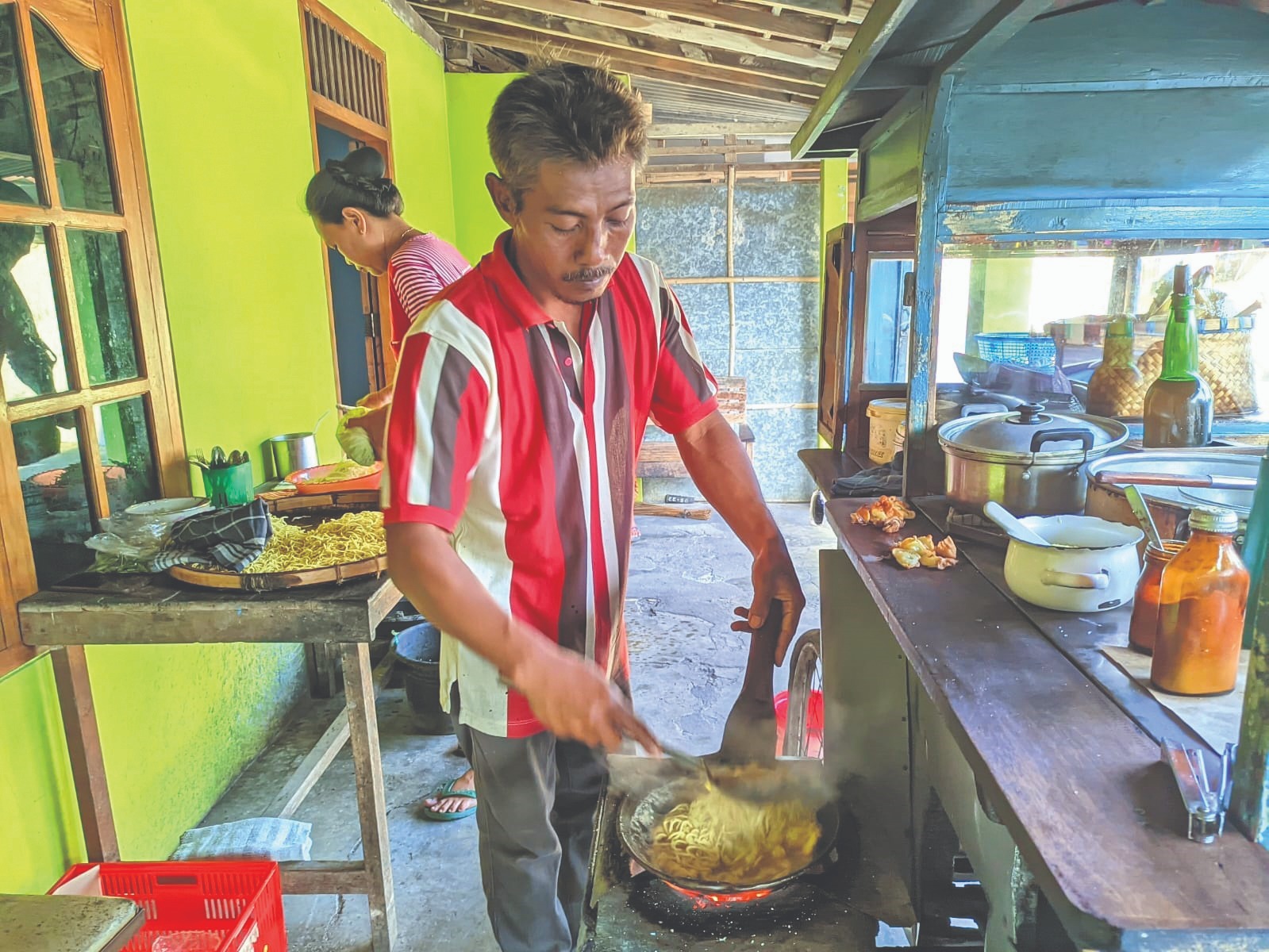 Sensasi bakmi Semin Mbah Bejo di Desa Purworejo, Kecamatan Wonogiri yang masih dimasak dengan arang. (Iwan Adi Luhung/Radar Solo)