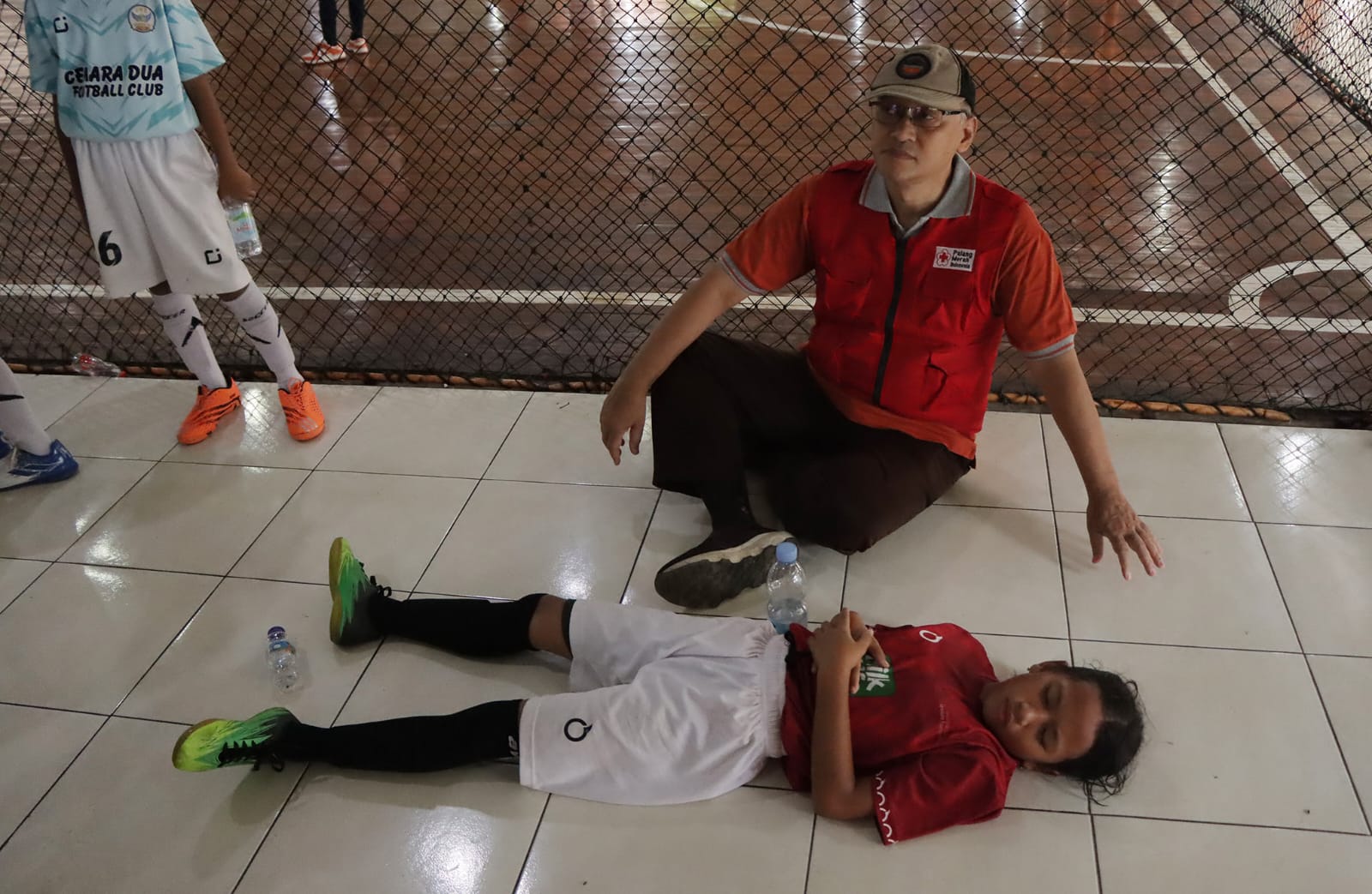 Radar Solo Wonder Girl Futsal Cup 2024 mengecek kondisi pemain yang butuh bantuan.