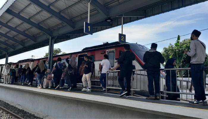 Masyarakat menaiki KA Batara Kresna rute Solo-Wonogiri, di Stasiun Purwosari.
