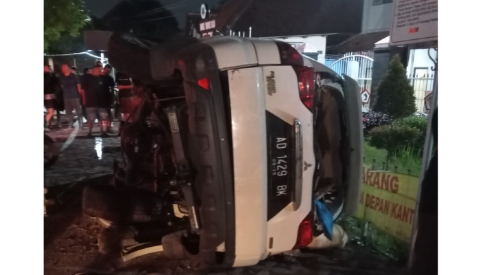Kondisi Mitsubishi Pajero Sport yang terguling usai menabrak sepeda motor, tiang listrik hingga pohon di Jl dr Radjiman atau barat Pasar Jongke Solo, Sabtu (14/12) dini hari.