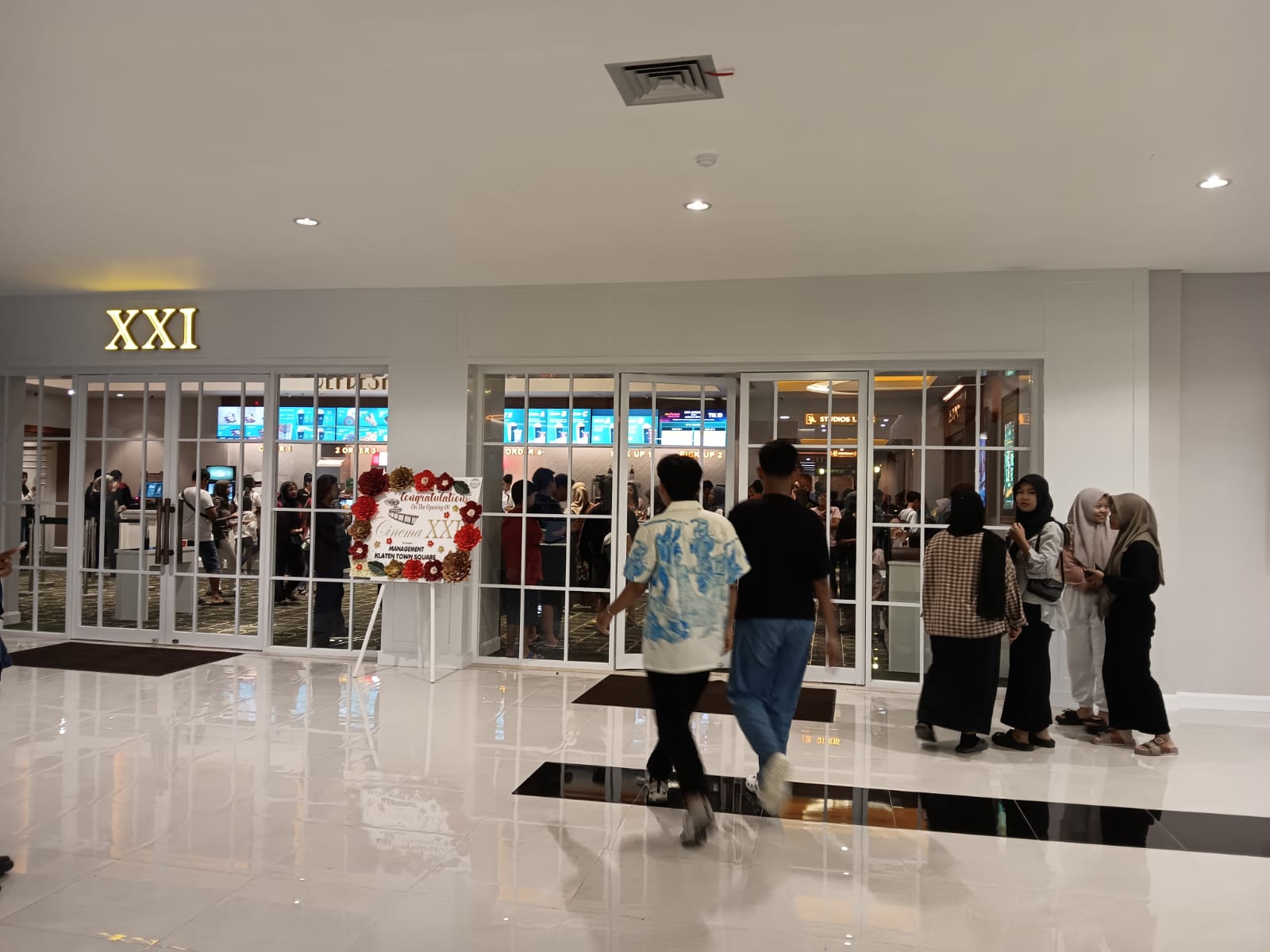 Pengunjung memadati bioskop XXI di Klaten Town Square (Klatos) saat pertama kali dibuka pada Sabtu (14/12/2024). (Angga Purenda/Radar Solo)