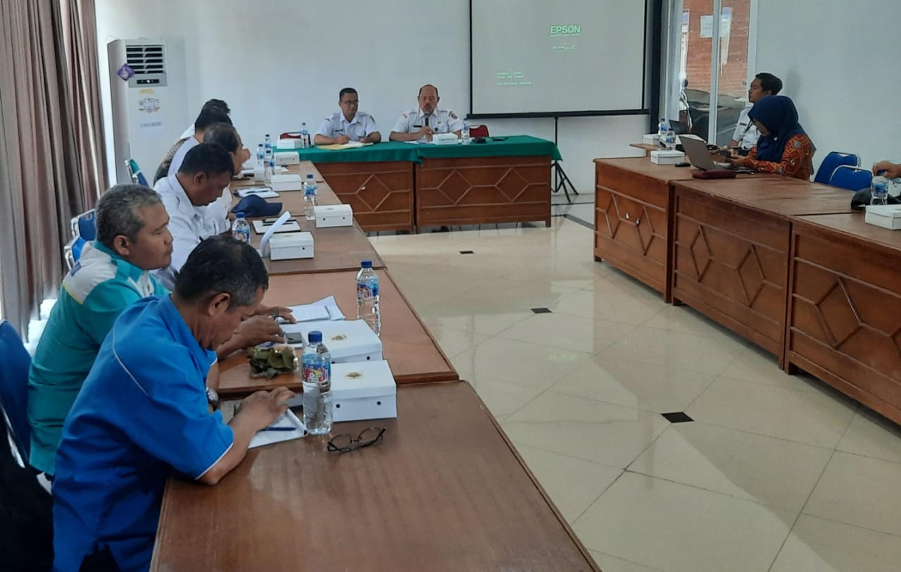 Rapat Dewan Pengupahan Kabupaten Karanganyar untuk penentuan UMK 2024. (Rudi Hartono/Radar Solo)