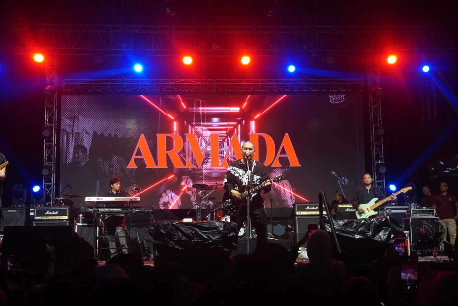 Band Armada saat tampil dalam Pentas Musik Gempur Rokok Ilegal di Alun-alun Klaten, Sabtu (14/12/2024). (Angga Purenda/Radar Solo)