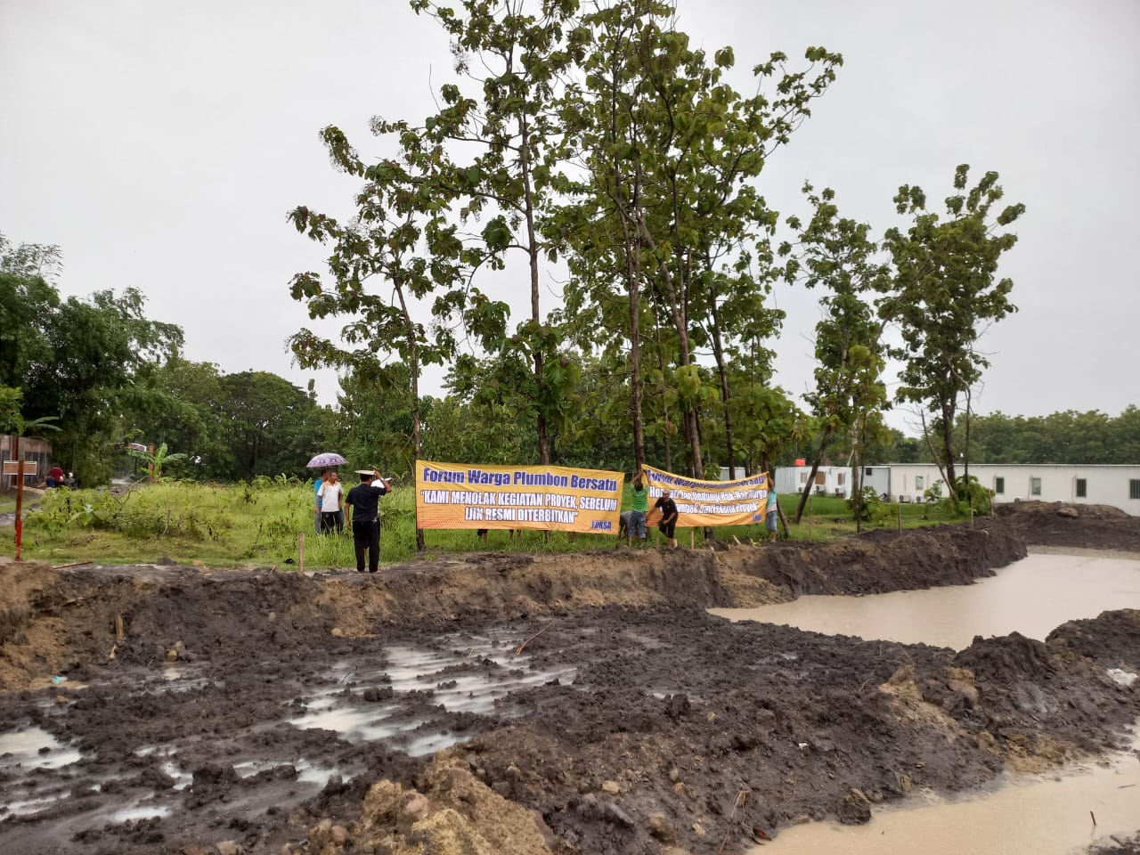 Warga Desa Plumbon, Kecamatan Sambungmacan, Sragen protes pembangunan pabrik. (Ahmad Khairudin/Radar Solo)