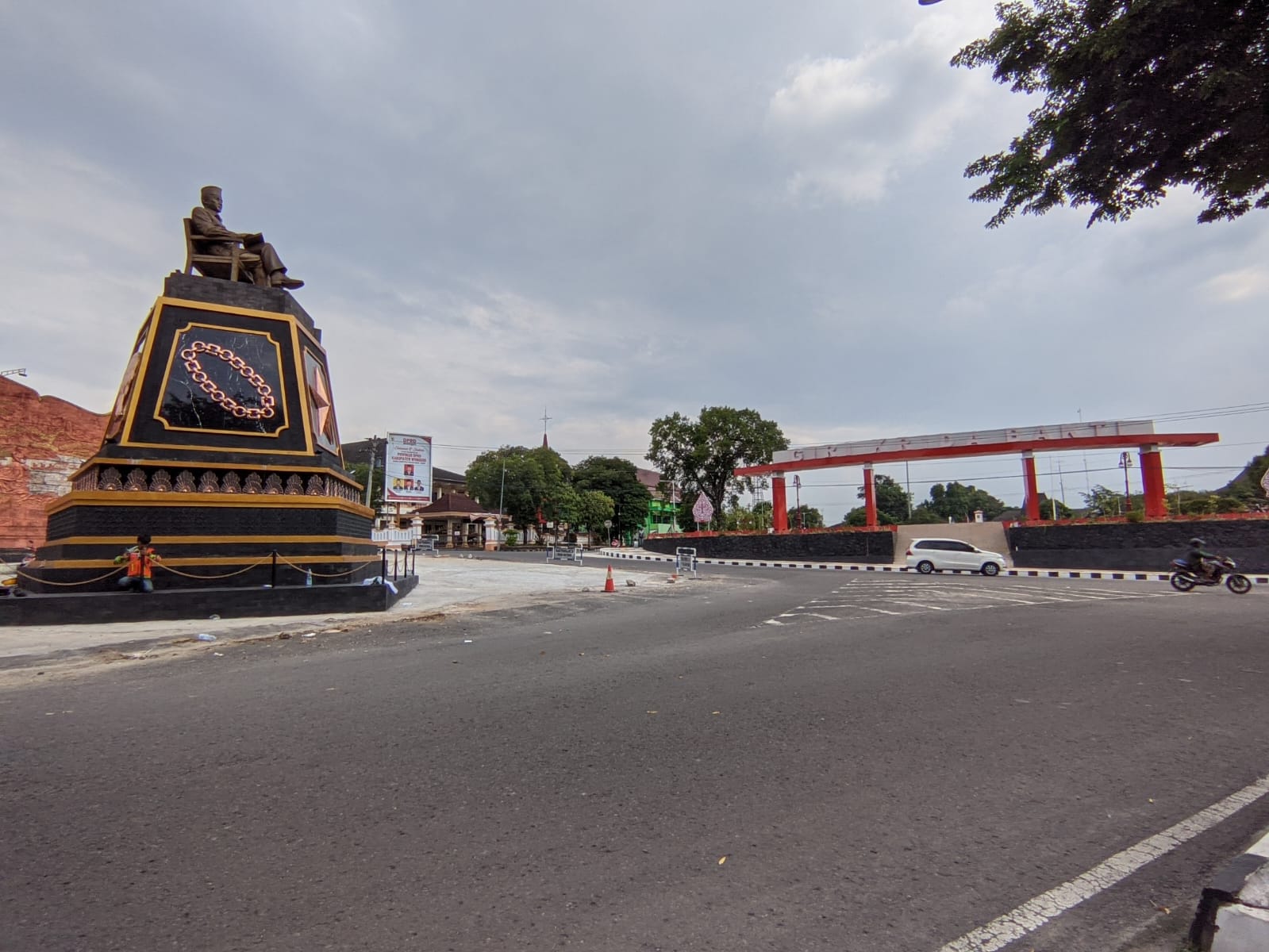 Kondisi terbaru Alun-alun Giri Krida Bakti Wonogiri dan Patung Ir. Soekarno yang selesai direvitalisasi, Minggu (15/12/2024).