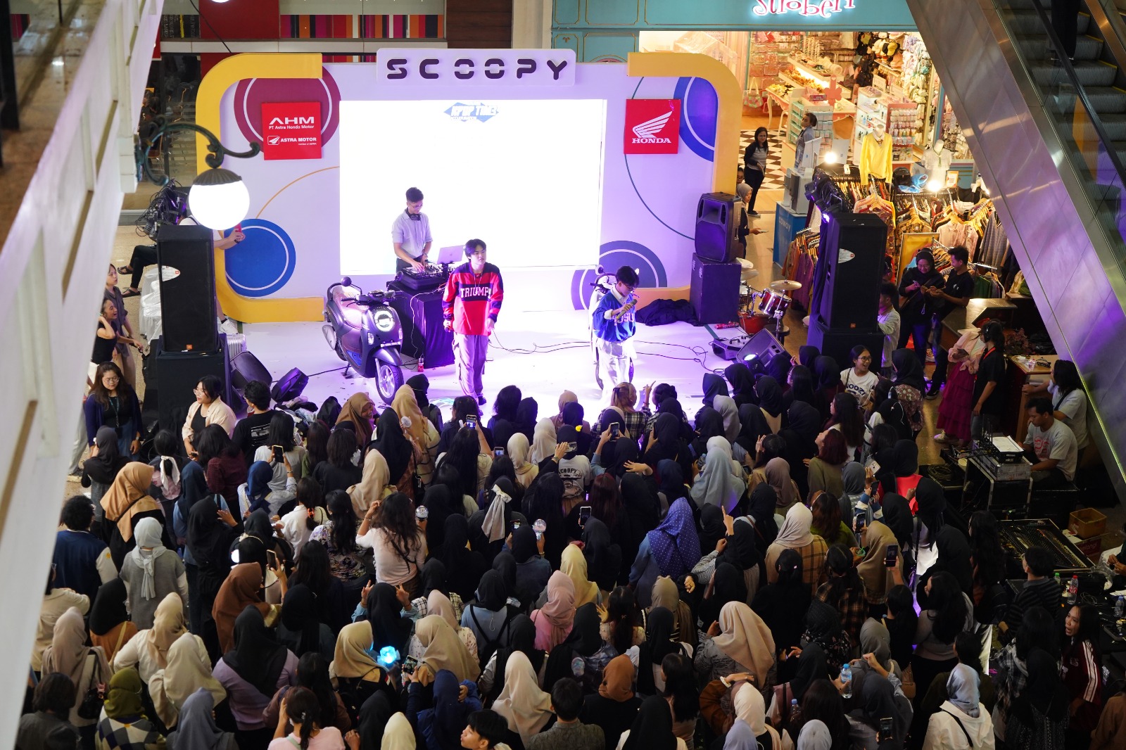Ribuan pengunjung memadati atrium utama Java Mall Semarang menyaksikan Regional Public Launching New Honda Scoopy, Sabtu (14/12/2024).