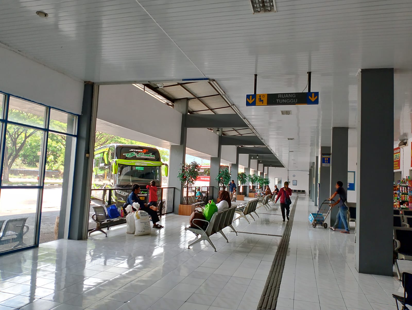 Suasana di Terminal Tipe A Giri Adipura Wonogiri, Minggu (15/12/2024).