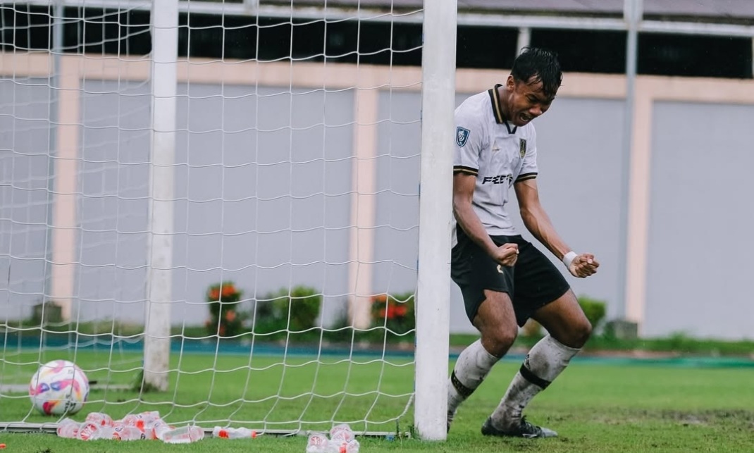 Striker Persis Solo U-20 merayakan golnya di ajang EPA Liga 1 2024/2025.
