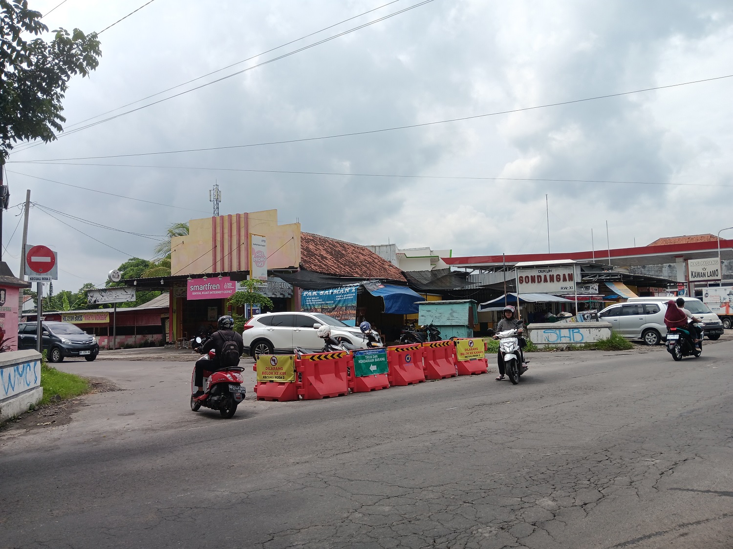Pembatas jalan water barrier di Jalan Ki Ageng Pemanahan, Kecamatan Klaten Utara. (Angga Purenda/Radar Solo)