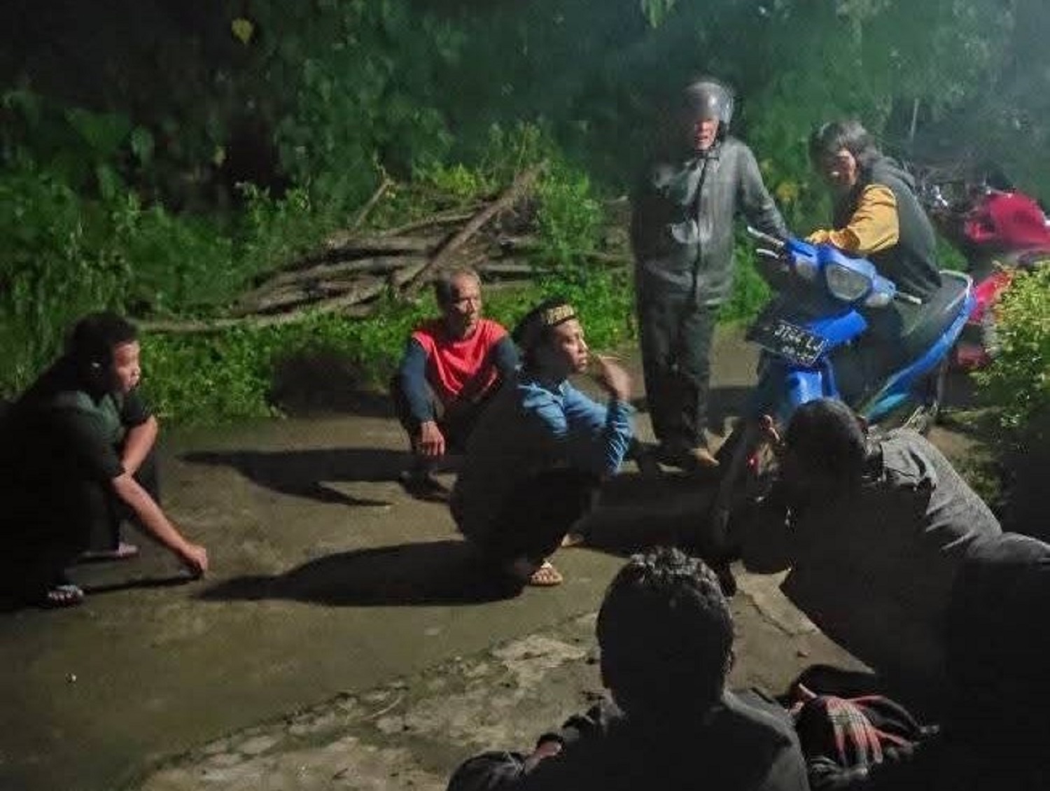 Warga Desa Tambakan, Kecamatan Jogonalan, Klaten saat melakukan pencarian pada malam hari. (Dokumentasi Sriyanto)