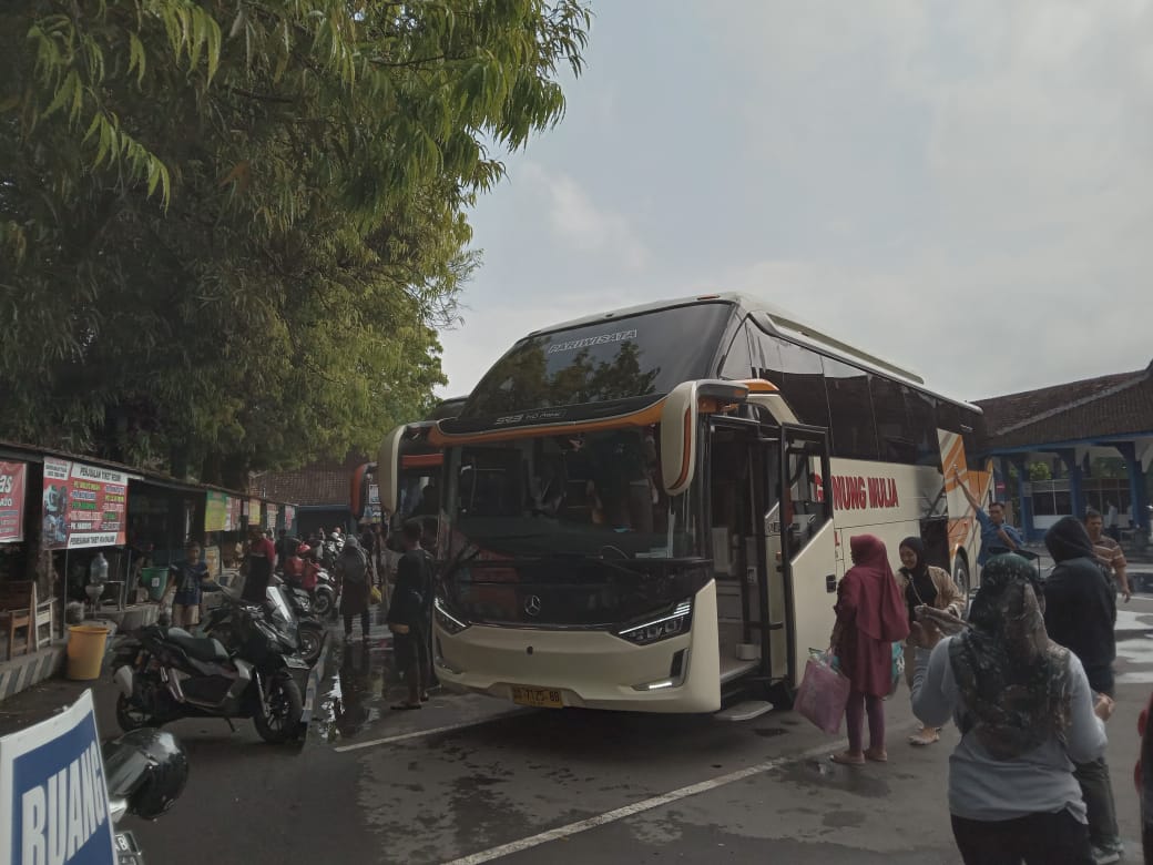 Calon penumpang hendak menaiki bus AKAP di Terminal Sukoharjo, Senin (16/12).