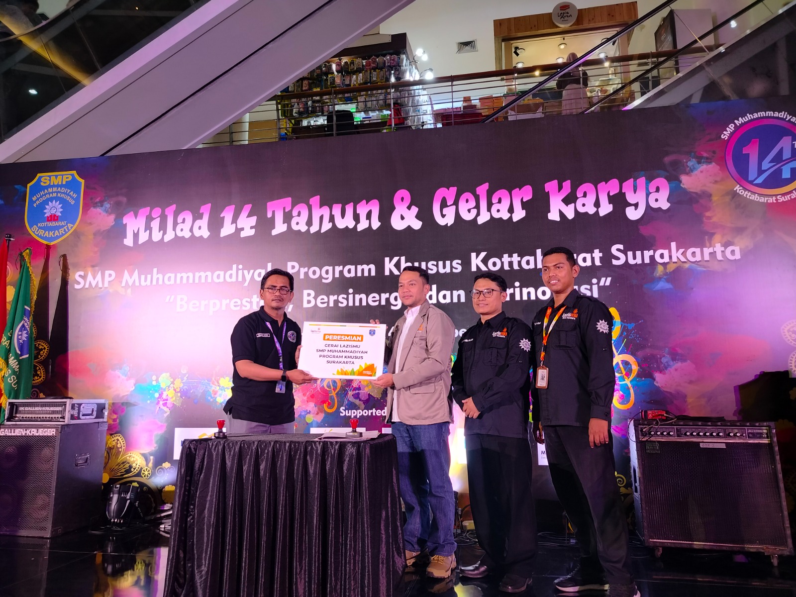 Anggota Lazismu Kota Solo Respati Ardi resmikan gerai Lazizmu SMP Muhammadiyah PK Kottabarat.