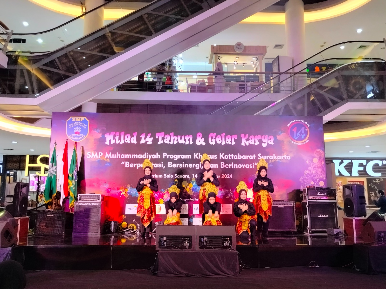 UNJUK GIGI: Art performance dari siswi SMP Muh PK Kottabarat di Atrium Solo Square, Sabtu (14/12).