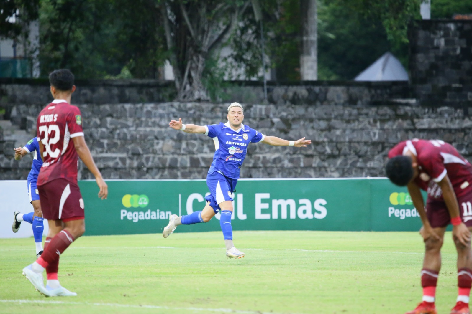 EUFORIA: Striker asing Adhyaksa FC Andrejic Aleksa merayakan golnya ke gawang Nusantara United di Stadion Sriwedari, Sabtu (14/12)