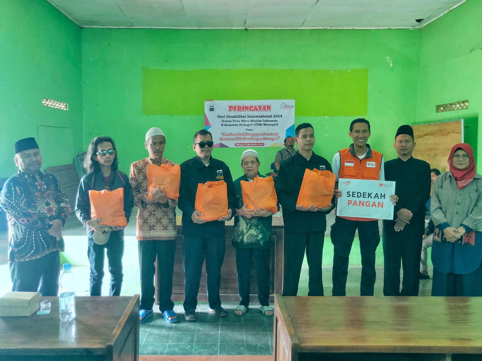 Rumah Zakat salurkan sembako ke penyandang disabilitas di Wonogiri.