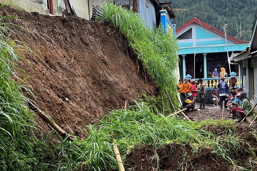 Longsor terjadi di daerah Kecamatan Ngargoyoso, Karanganyar pada Minggu (15/12/2024). (Rudi Hartono/Radar Solo)