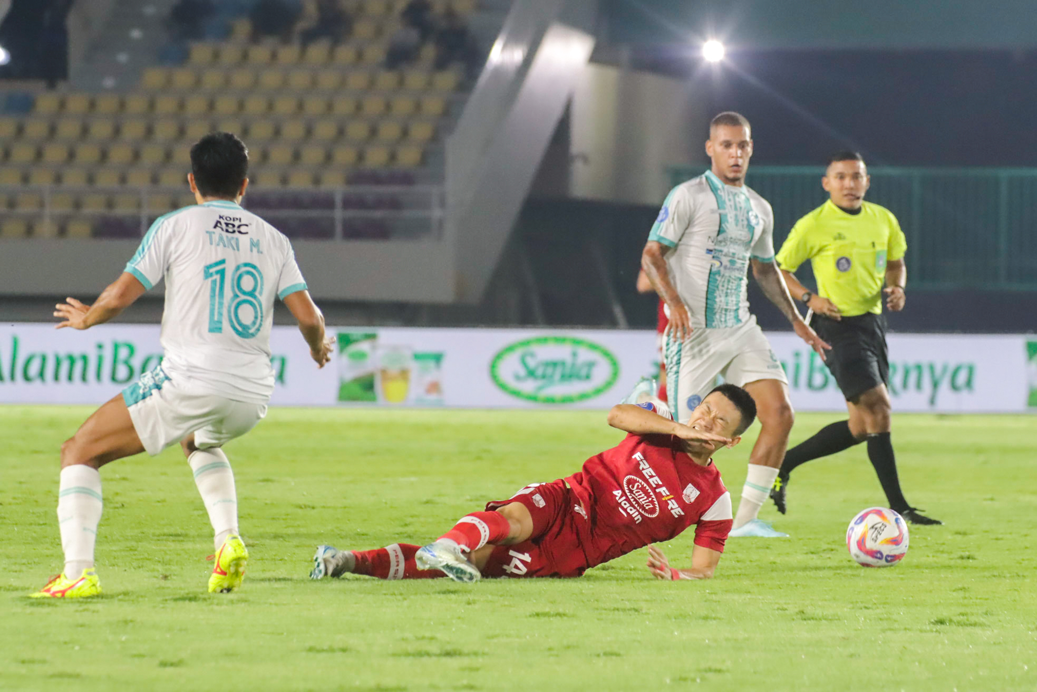 Gelandang Persis Solo Sho Yamamoto dijegal pemain PSBS Biak di Stadion Manahan Solo, 16 Desember 2024.
