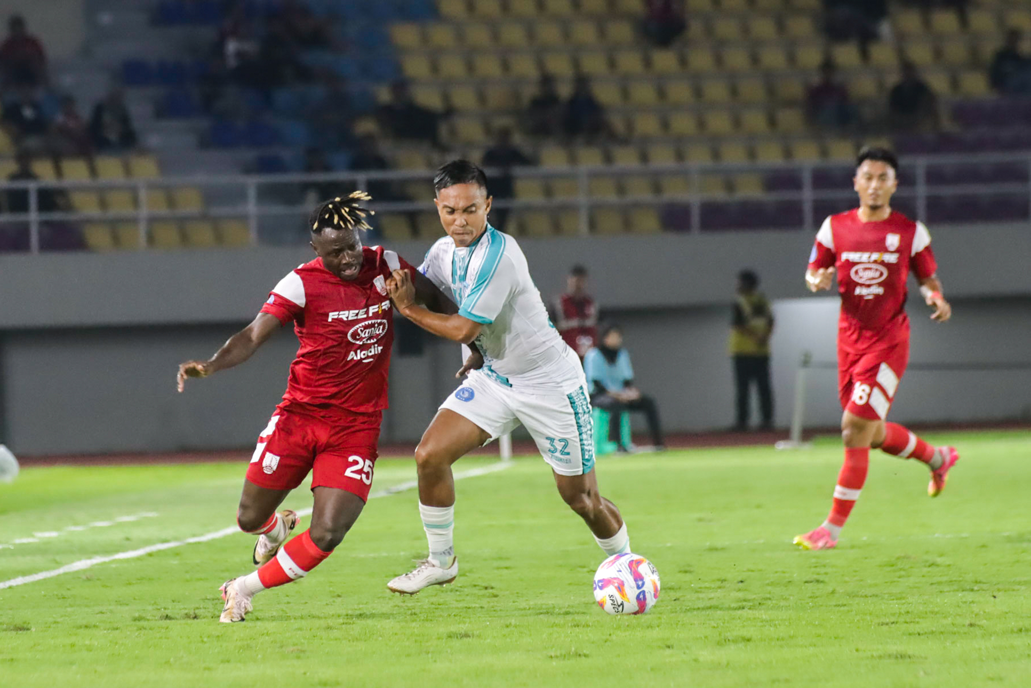 Gelandang Persis Solo Moussa Sidibe berebut bola dengan pemain PSBS Biak di Stadion Manahan Solo, 16 Desember 2024.
