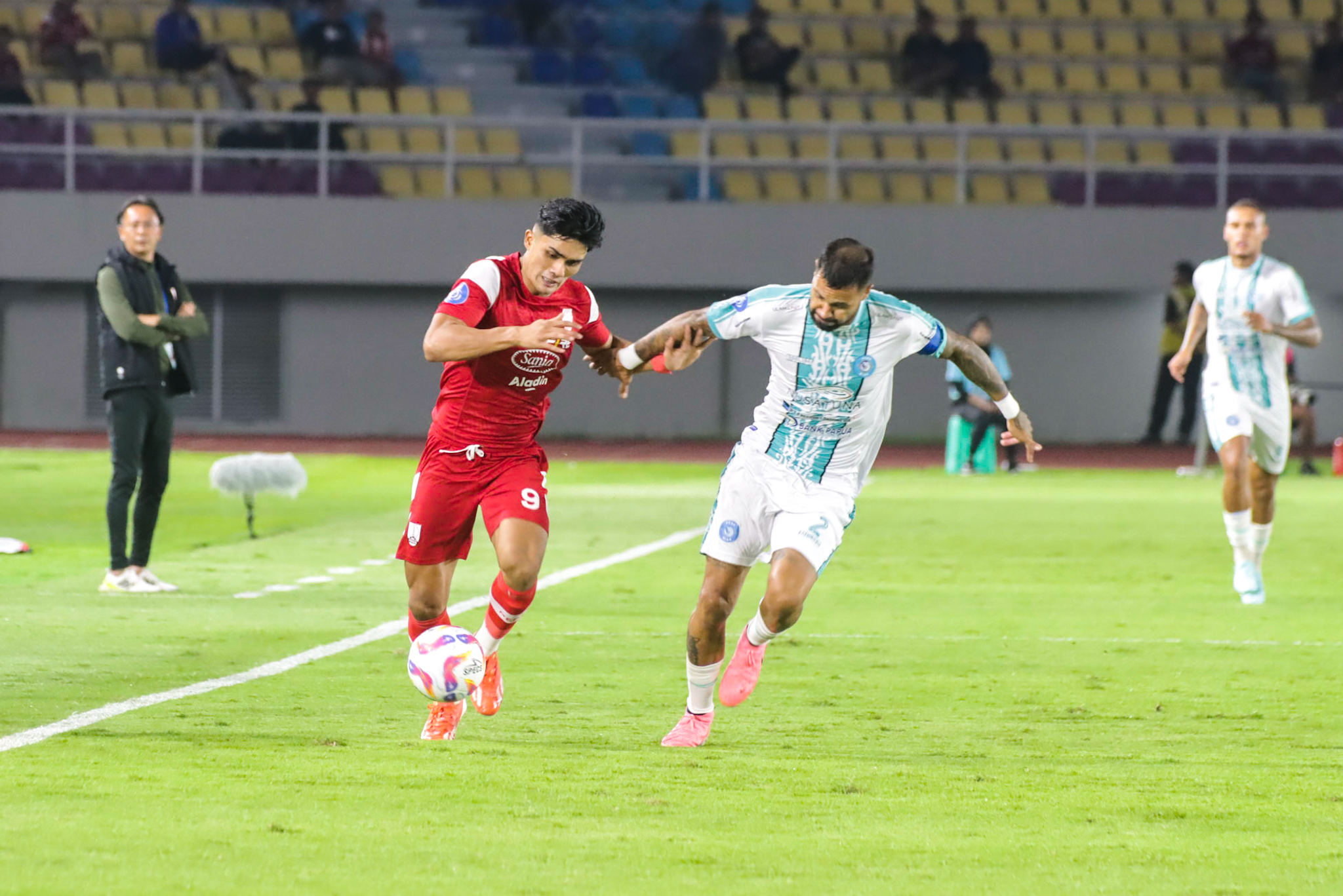 Striker Persis Solo Ramadhan Sananta berebut bola dengan pemain PSBS Biak di Stadion Manahan Solo, 16 Desember 2024.