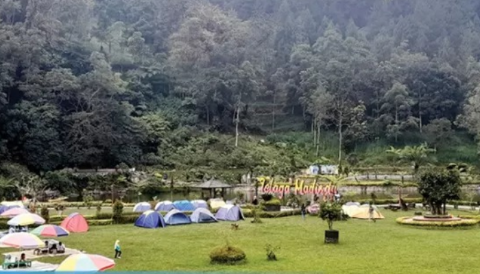 Telaga Madirda punya camping ground yang luas.