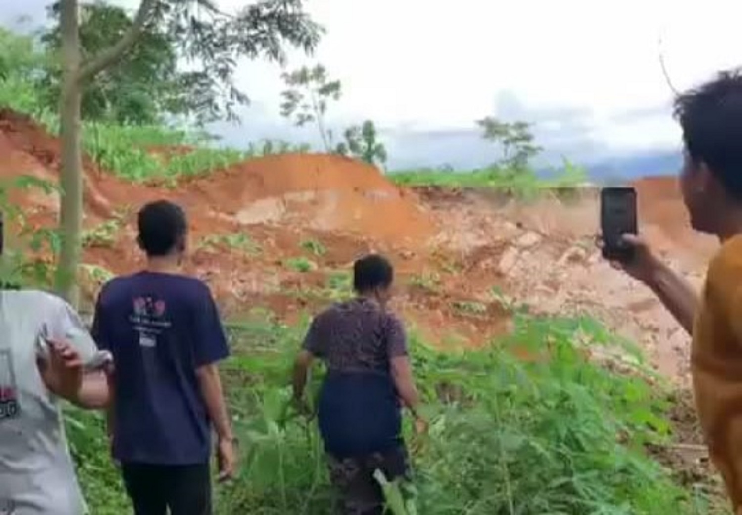 Rekaman detik-detik longsor di wilayah Jatiyoso, Kabupaten Karanganyar, Senin (16/12/2024) siang. (Dokumentasi warga)